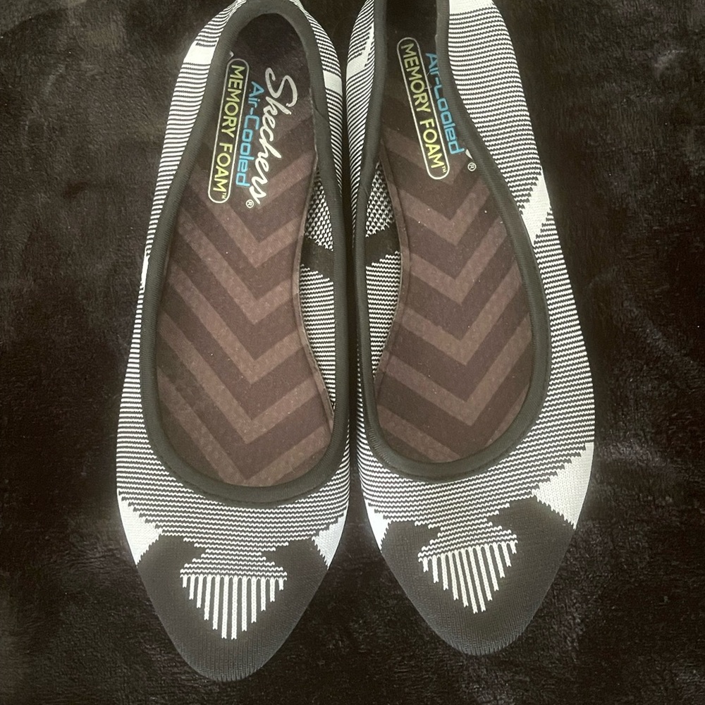 Skechers Air-Cooled Memory Foam Ballet Flats Black & White Size 9 Comfortable